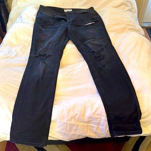 Black ripped skinny jeans, 65%polyester, 35% cotton, size 34/34